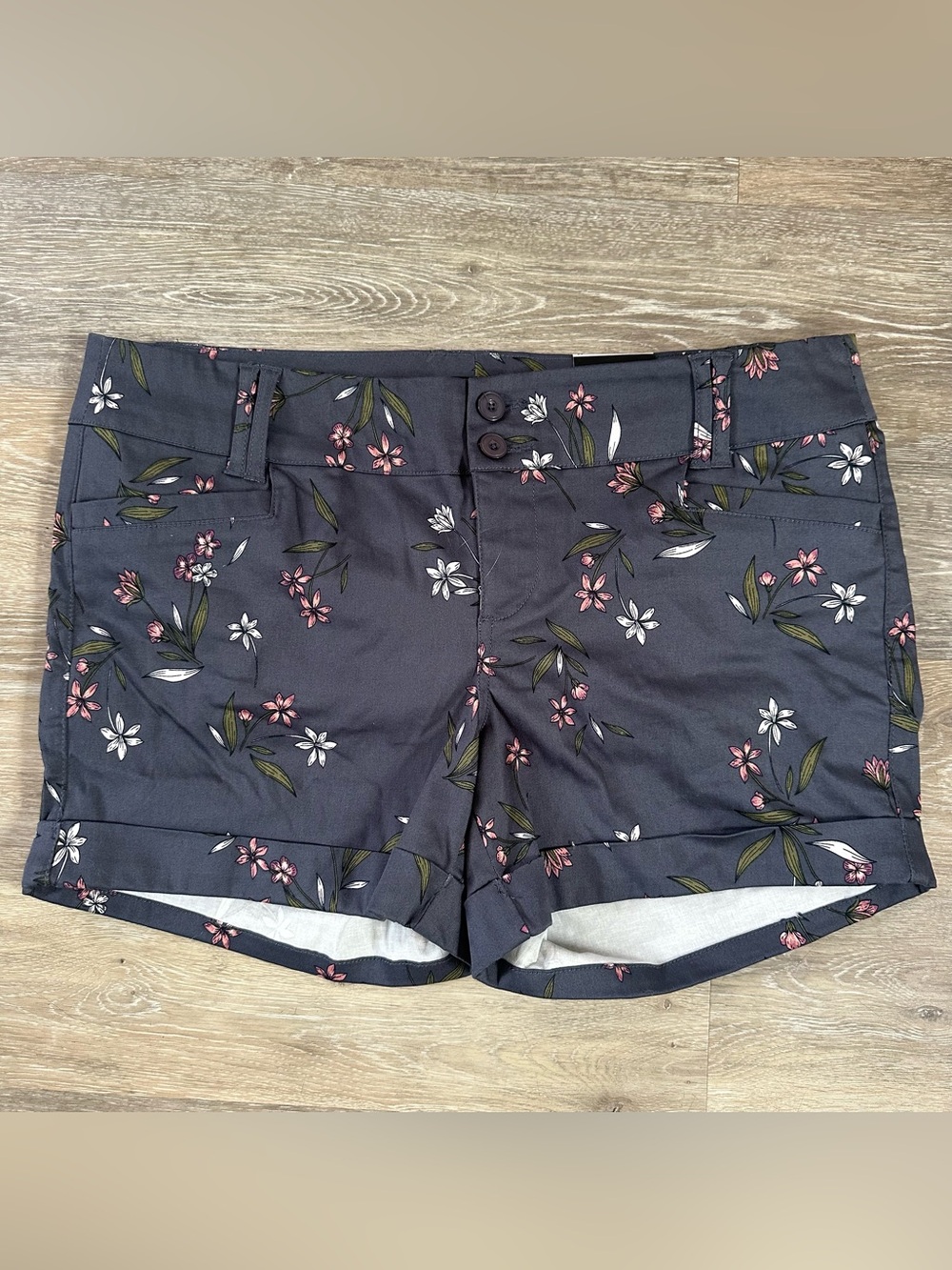 Women’s Torrid Gray Floral Cuffed Shorts Cotton Blend Sz 14 NWT